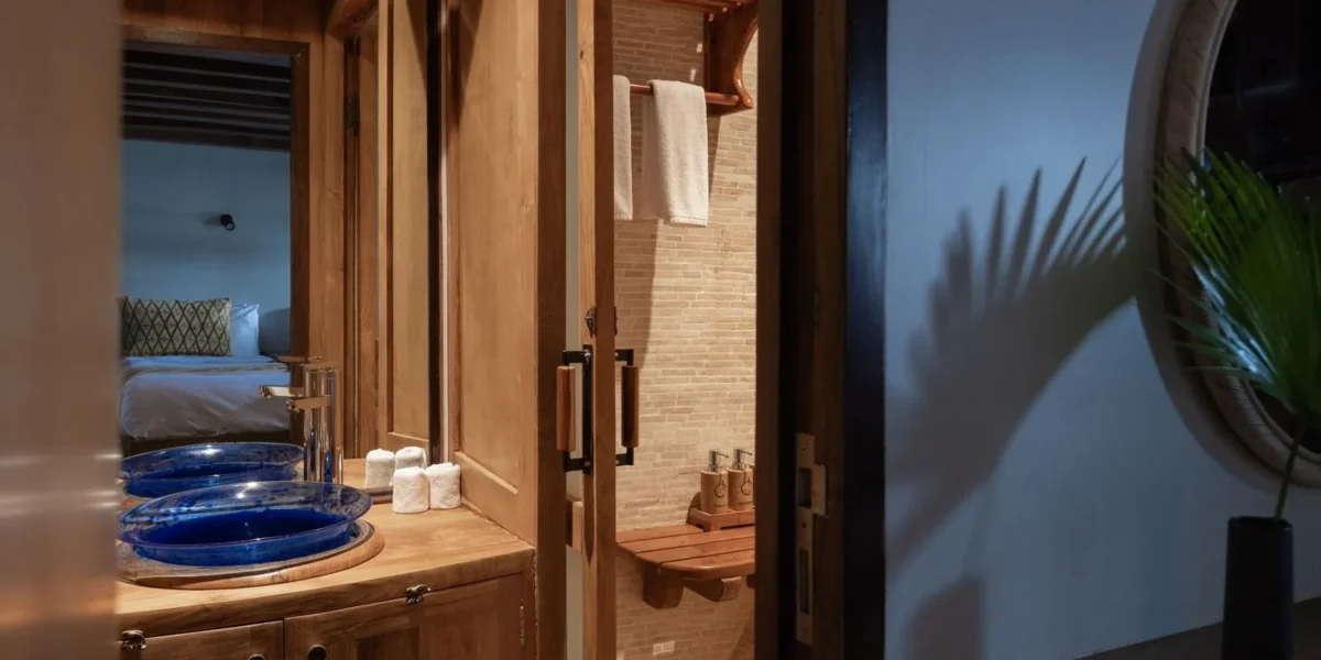 El Aleph Yacht Phinisi Boat Charter | Cabin 2 Bathroom El Aleph | Komodo Luxury