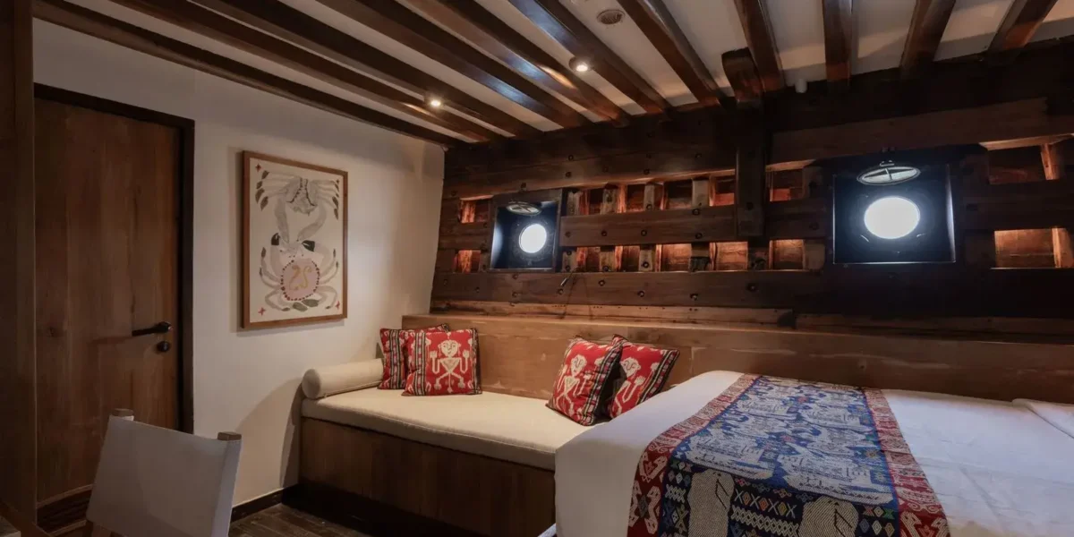 El Aleph Yacht Phinisi Boat Charter | Cabin 3 Day Bed El Aleph | Komodo Luxury