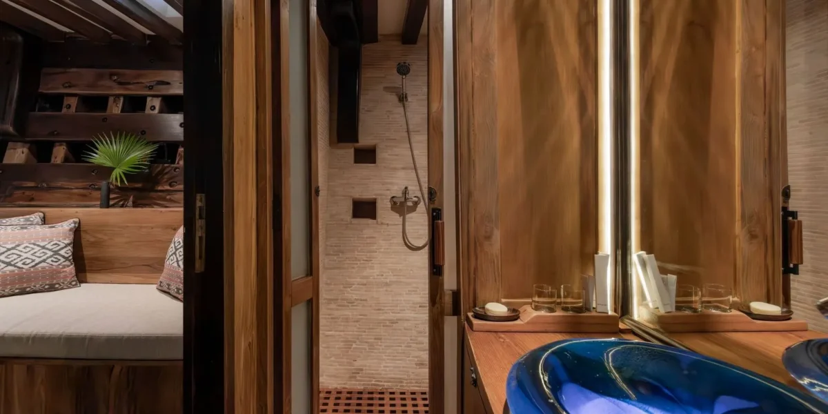 El Aleph Yacht Phinisi Boat Charter | Cabin 4 Bathroom El Aleph | Komodo Luxury
