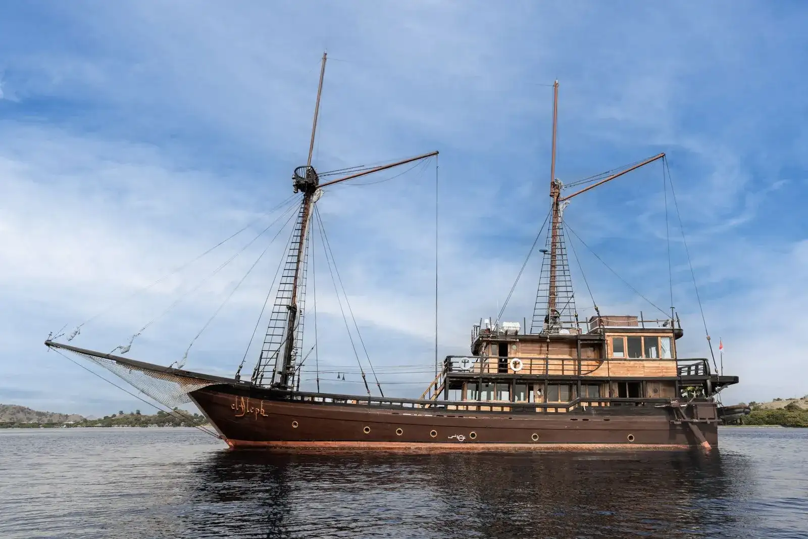 El Aleph Yacht Phinisi Boat Charter | Exterior El Aleph | Komodo Luxury