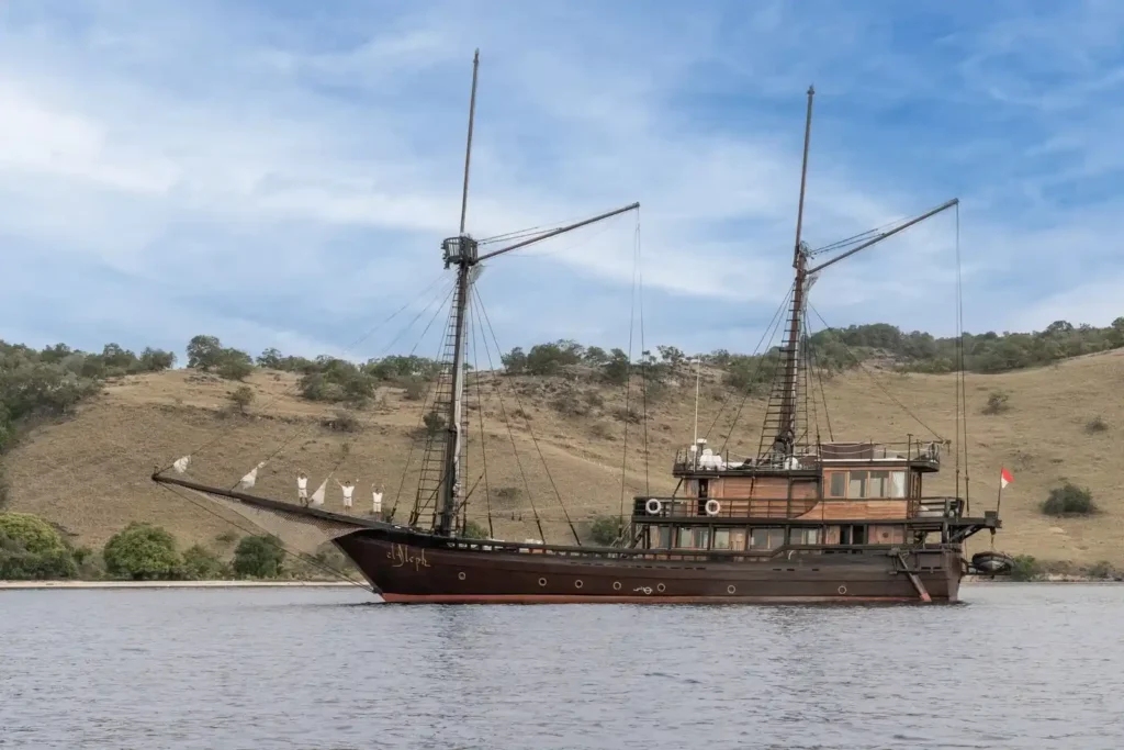 El Aleph Yacht Phinisi Boat Charter | Exterior El Aleph | Komodo Luxury
