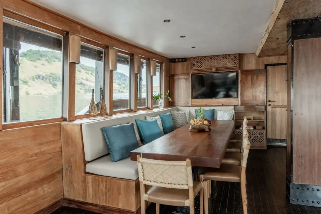 El Aleph Yacht Phinisi Boat Charter | Indoor Dining Area El Aleph | Komodo Luxury