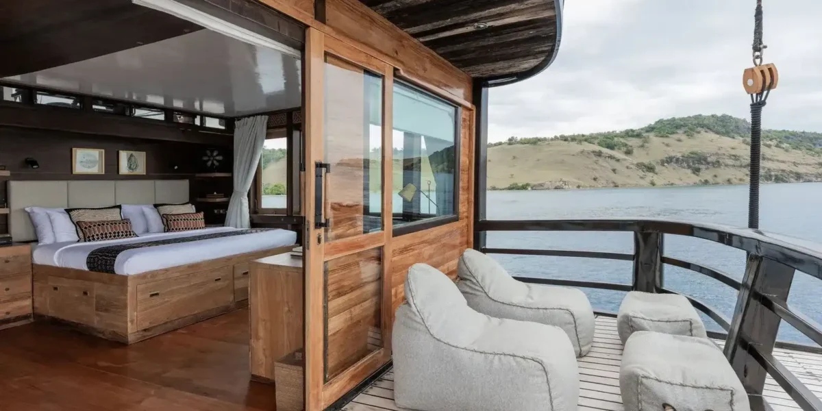 El Aleph Yacht Phinisi Boat Charter | Master Cabin Balcony El Aleph | Komodo Luxury