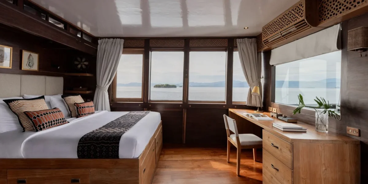 El Aleph Yacht Phinisi Boat Charter | Master Cabin El Aleph | Komodo Luxury