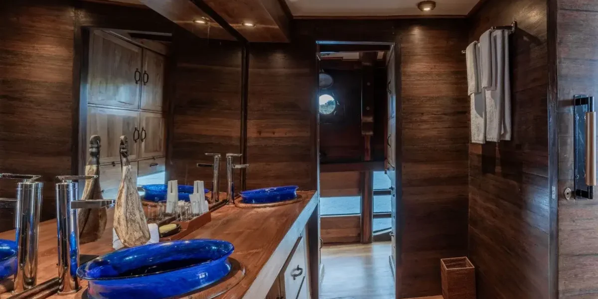 El Aleph Yacht Phinisi Boat Charter | Master Cabin Wardrobe El Aleph | Komodo Luxury