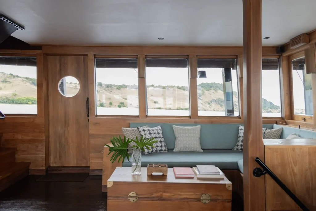 El Aleph Yacht Phinisi Boat Charter | Saloon El Aleph | Komodo Luxury