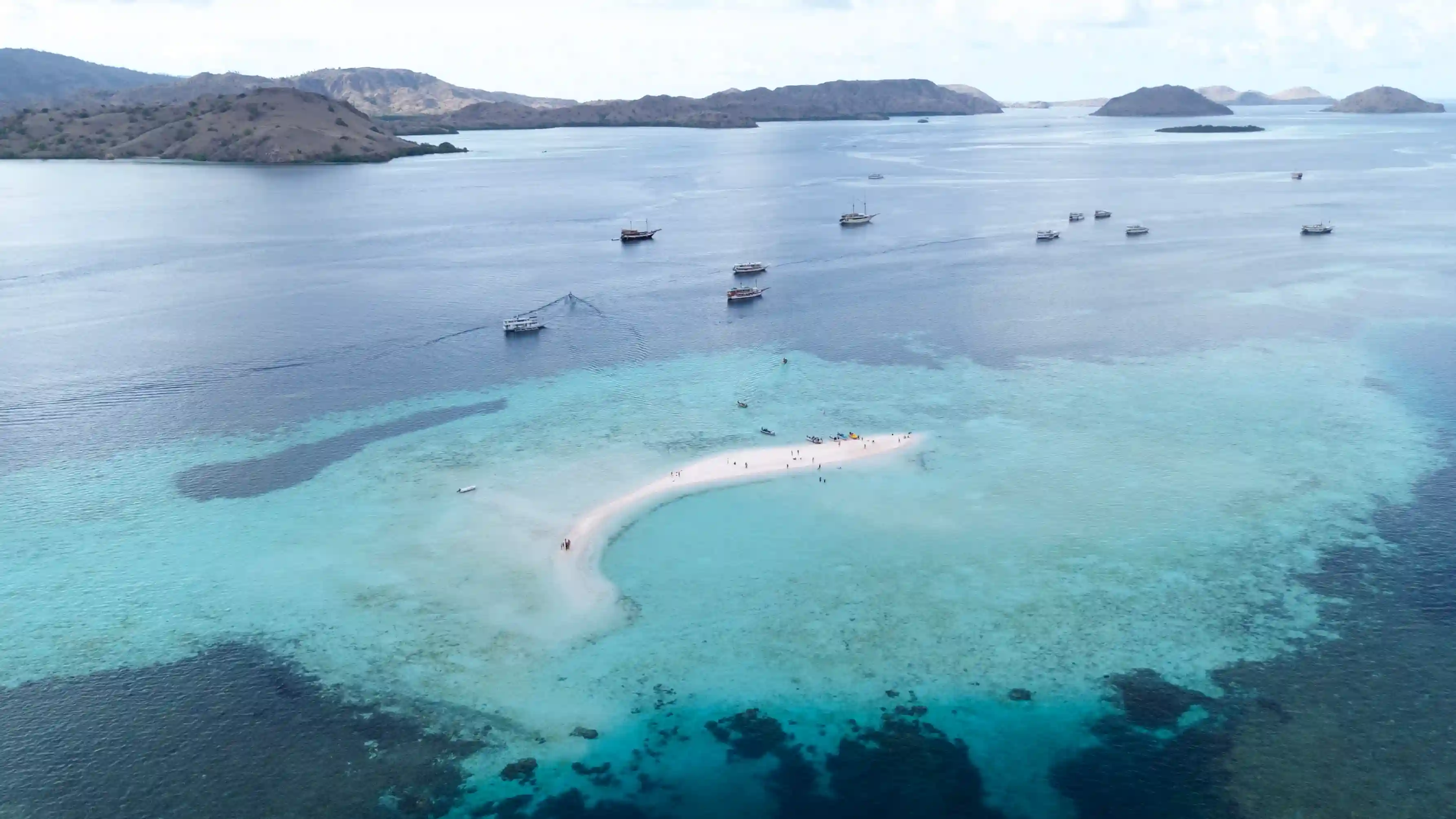 Taka Makassar Komodo National Park | Komodo Island Tour | Komodo Luxury