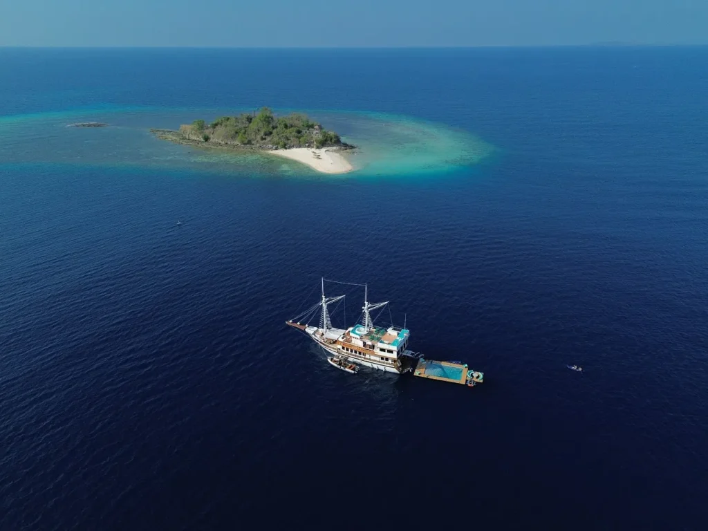 Kayra Phinisi Yacht Sailing through Indonesia | Komodo Luxury