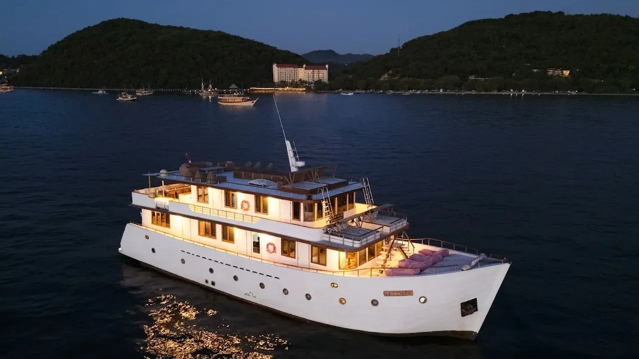 Le Costa Yacht Cruise | How to Start a Yacht Charter Business | Boat Management Service | Komodo luxury