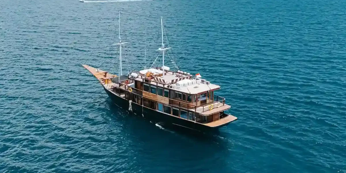 Komodo Liveaboard Comparison 2026: 17 Vessels, Prices & Itineraries