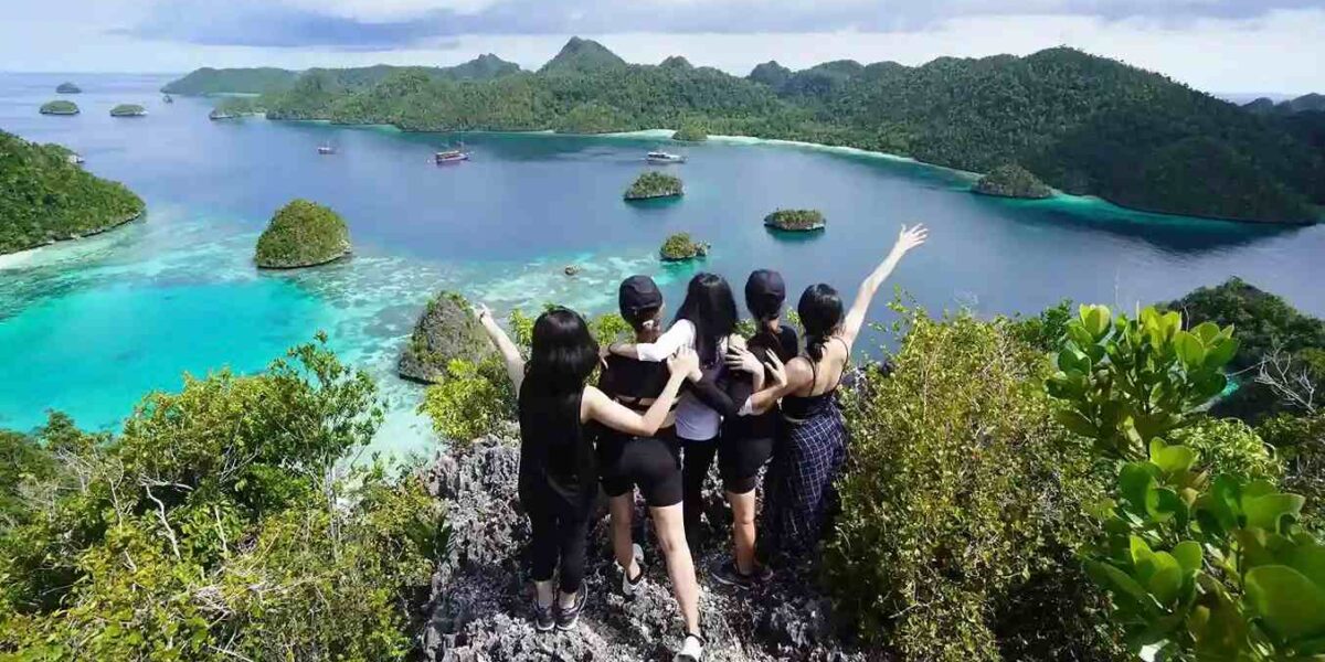 Wayag Island Raja Ampat | Raja Ampat Liveaboard | Komodo Luxury