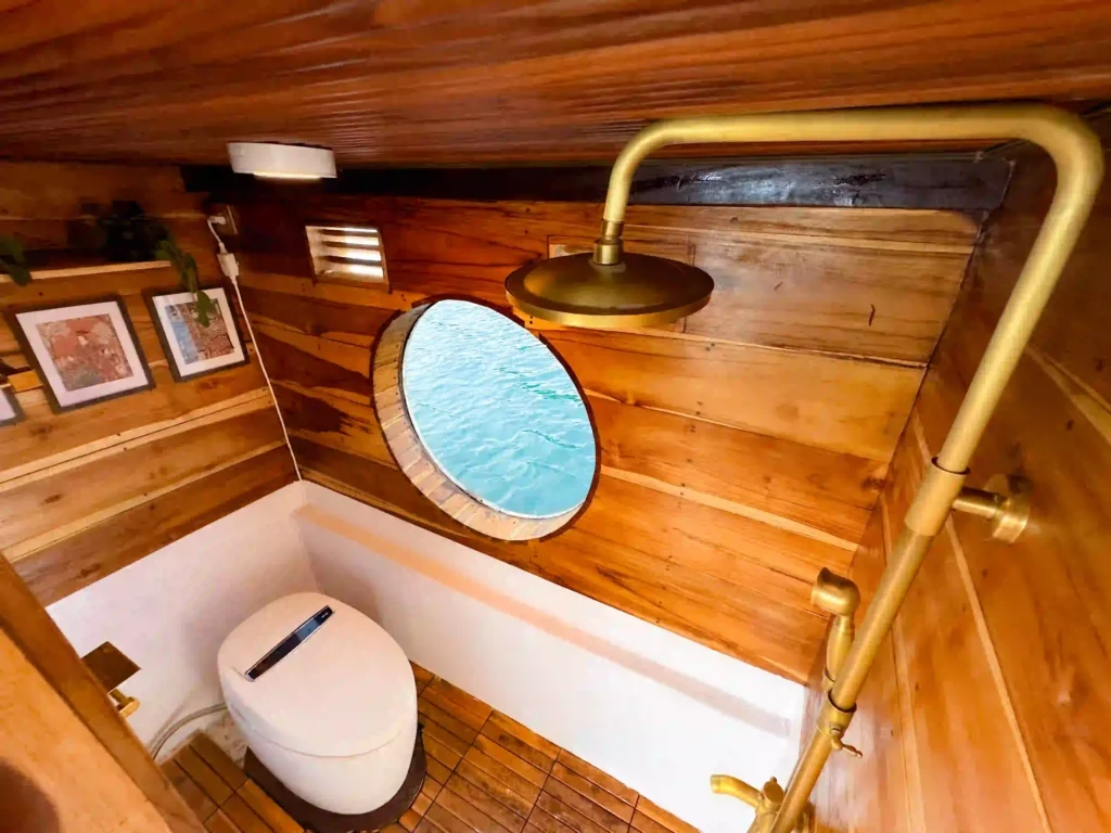 Bathroom Kimochi Phinisi | Komodo Luxury