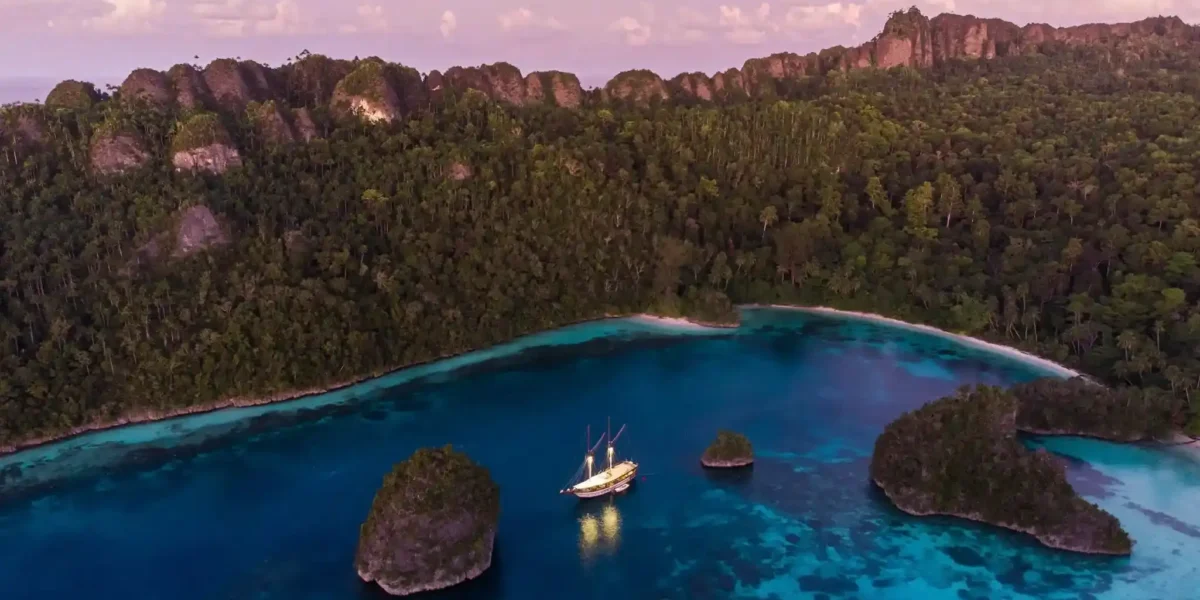 Raja Ampat | Best Time to Cruise in Raja Ampat | Raja Ampat Liveaboard | Komodo Luxury