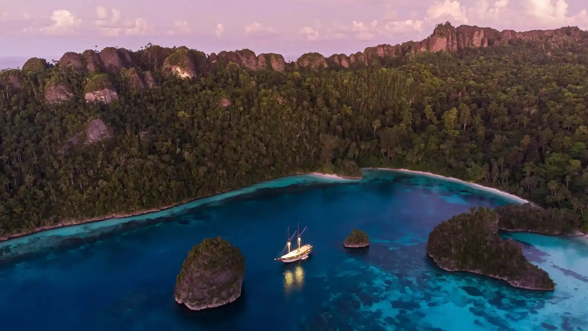 Raja Ampat | Best Time to Cruise in Raja Ampat | Raja Ampat Liveaboard | Komodo Luxury