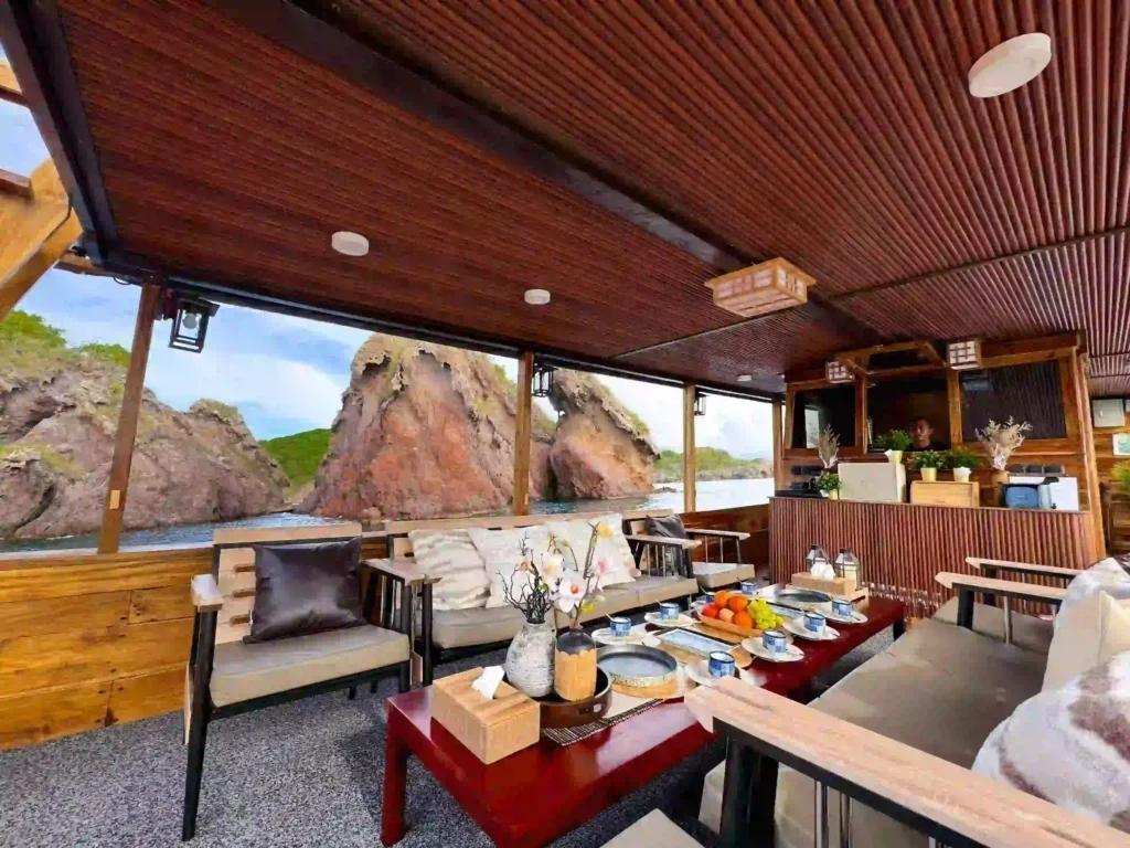 Dining indoor | Kimochi Phinisi | Komodo Luxury