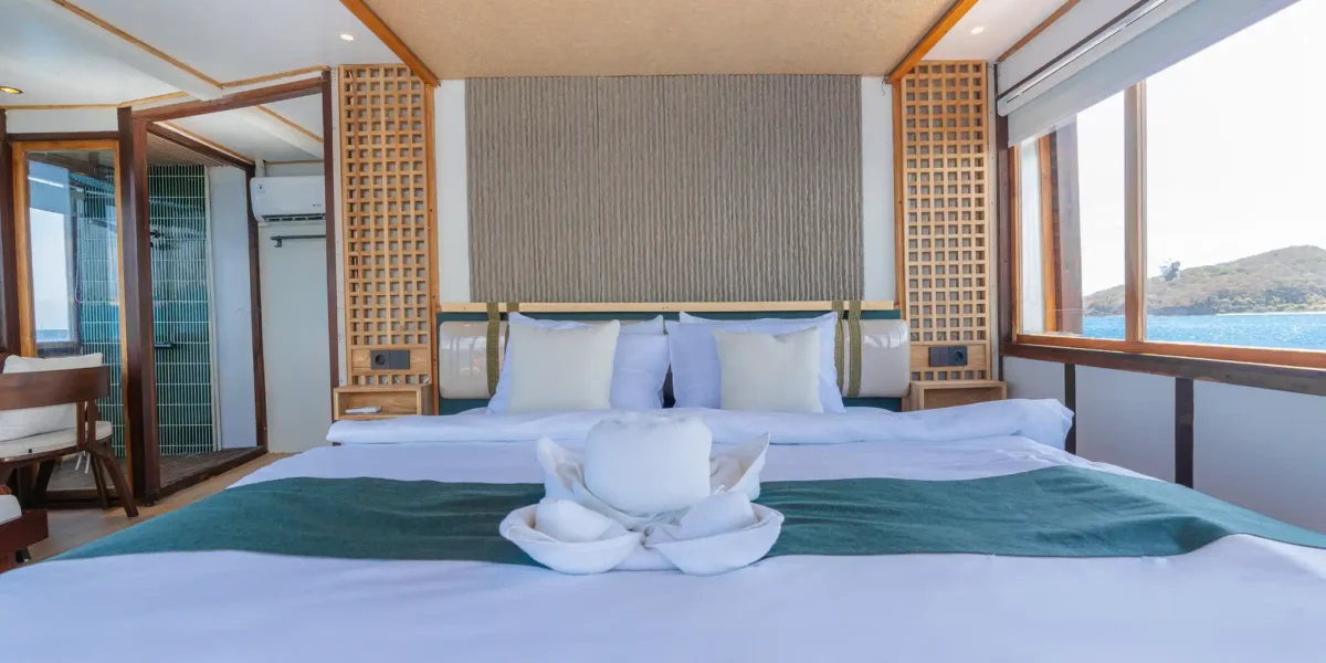 Marea Phinisi Boat Charter | Royal Cabin | Komodo Tour | Komodo Luxury