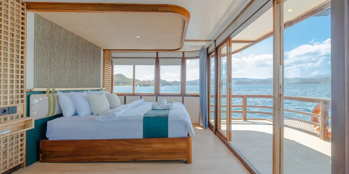 Marea Phinisi Boat Charter | Royal Cabin | Komodo Tour | Komodo Luxury