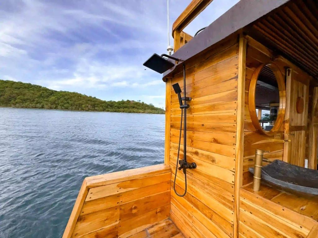 Shower | Kimochi Phinisi | Komodo Luxury