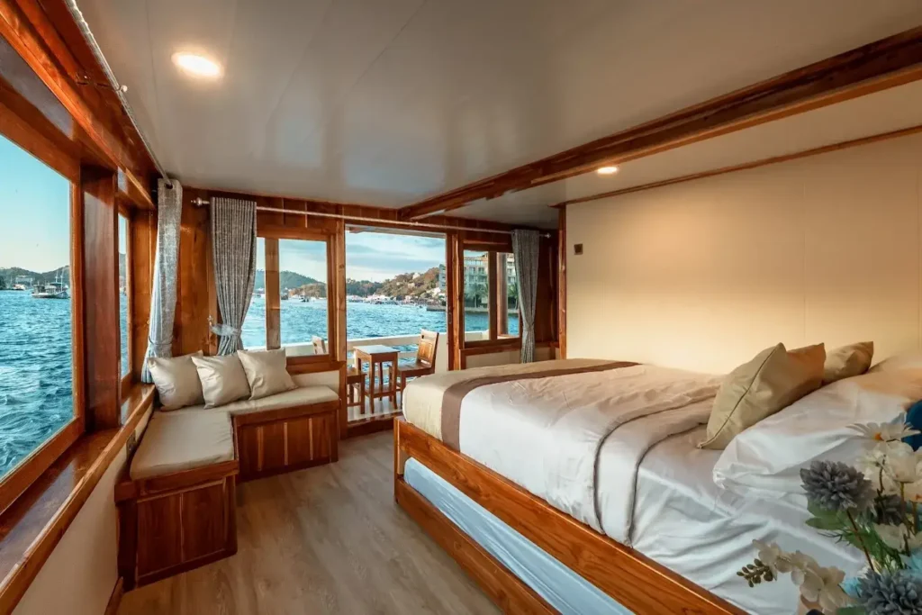 Ayvara Cruise Phinisi Boat Charter | Ayvara Cruise Master Ocean View Balcony View | Komodo Luxury