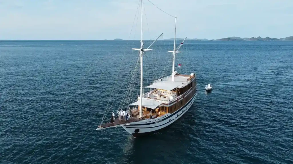 Catnazse Liveaboard Phinisi Boat Charter | Catnazse Liveaboard Exterior | Komodo Luxury