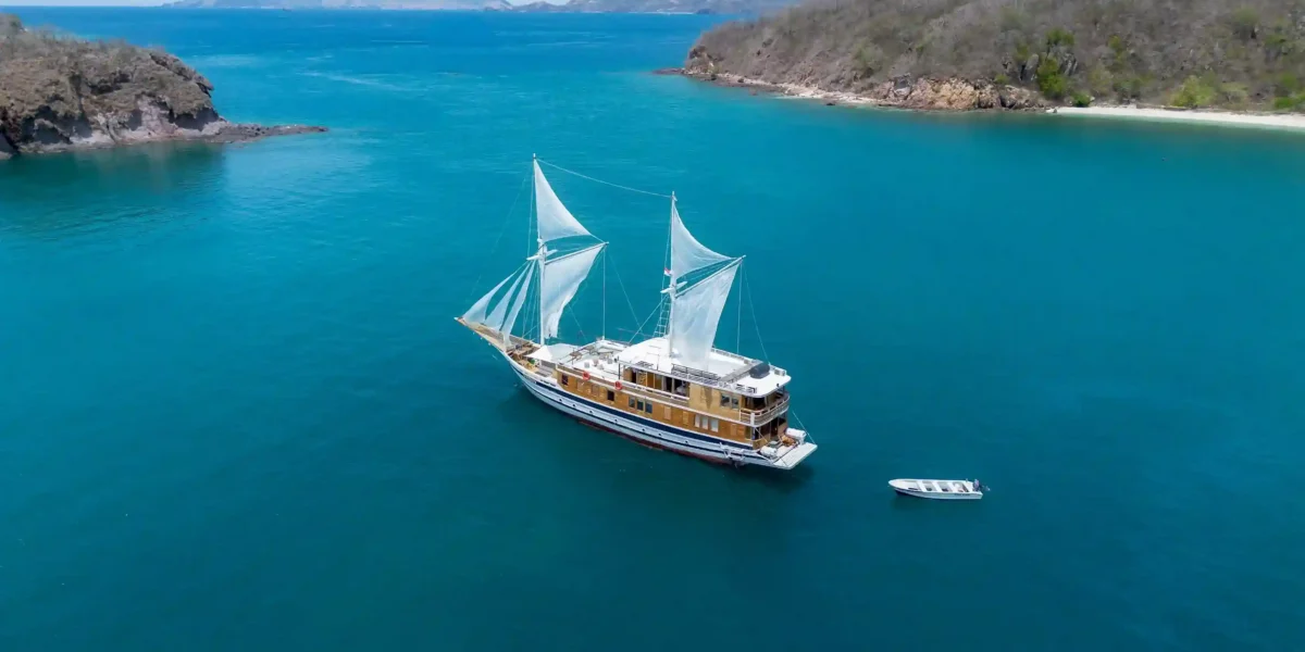 Catnazse Liveaboard Boat Charter in Komodo | Catnazse Liveaboard Sailing in Komodo Island | Komodo Luxury
