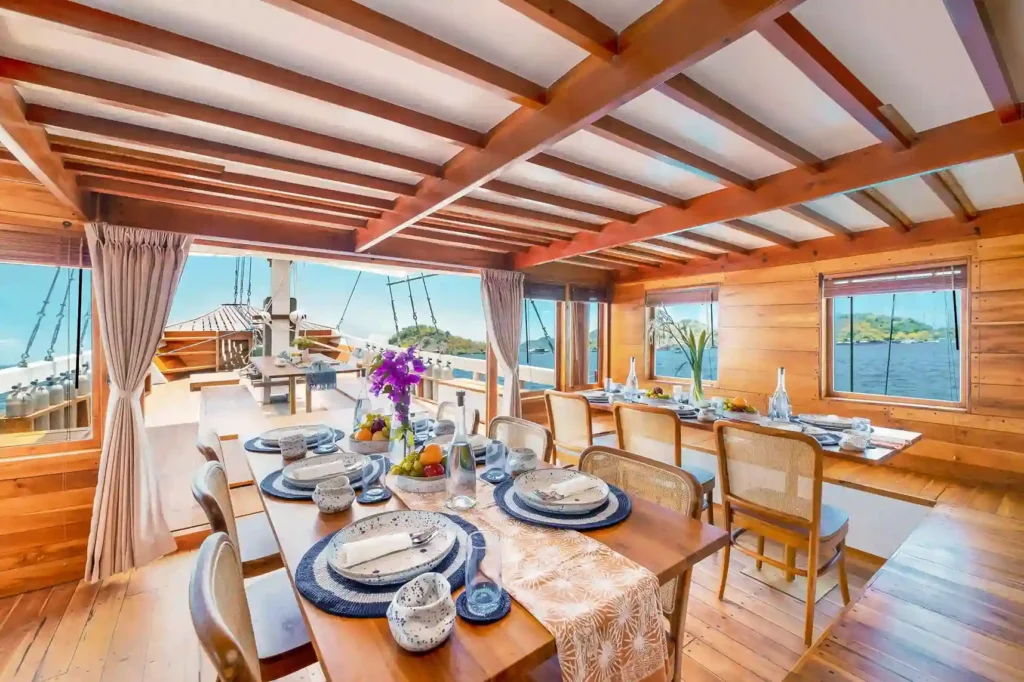 Catnazse Liveaboard | How to Book a Yacht in Labuan Bajo | Labuan Bajo Yacht Rental | Komodo Luxury