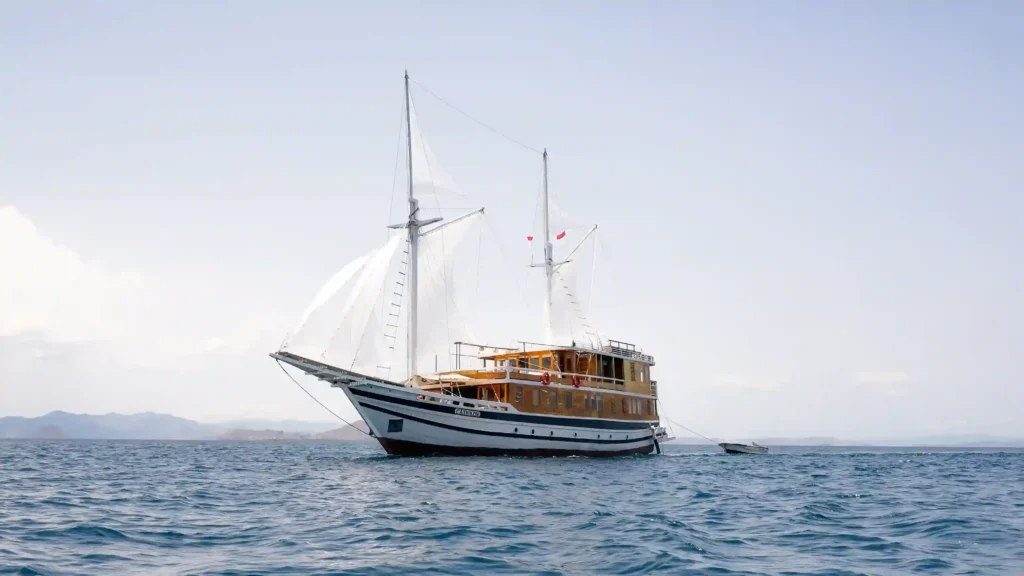Catnazse Liveaboard Phinisi Boat Charter | Catnazse Liveaboard Sailing by Komodo Luxury | Komodo Luxury