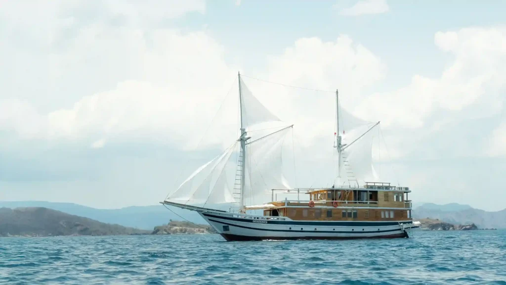 Catnazse Liveaboard Boat Charter in Komodo | Catnazse Liveaboard Sailing in Komodo Island | Komodo Luxury