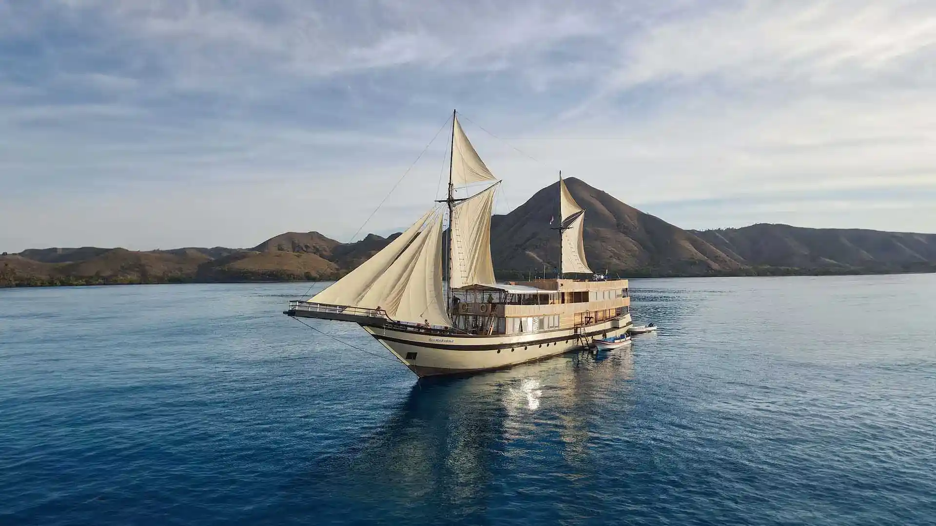 Lamborajo 3 Yacht Cruise Phinisi Charter by Komodo Luxury