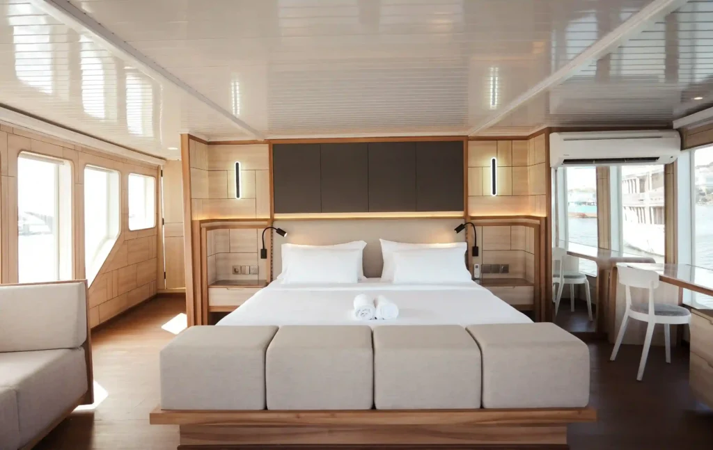 Mosalaki Phinisi Boat Charter | Mosalaki Phinisi Adonara Cabin | Komodo Luxury