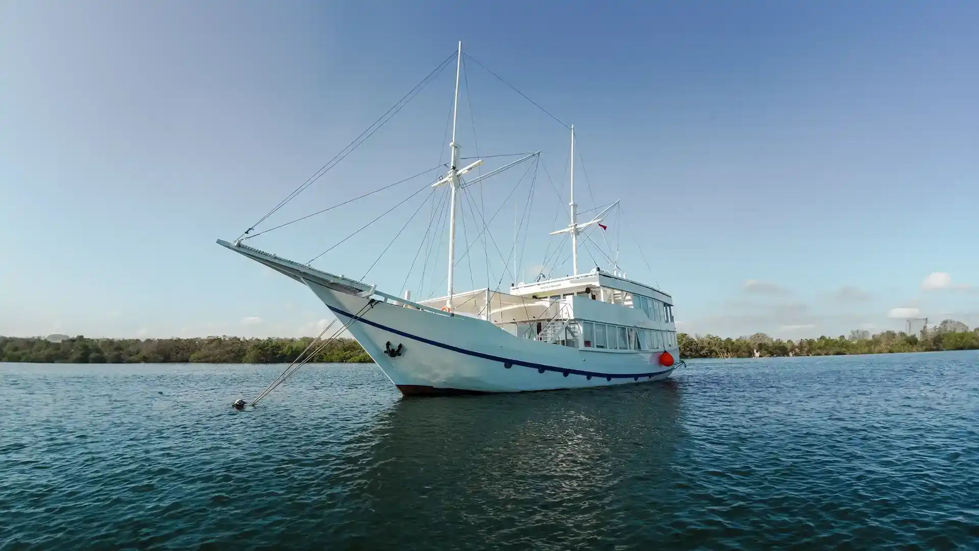 Mosalaki Yacht Cruise Phinisi Charter by Komodo Luxury