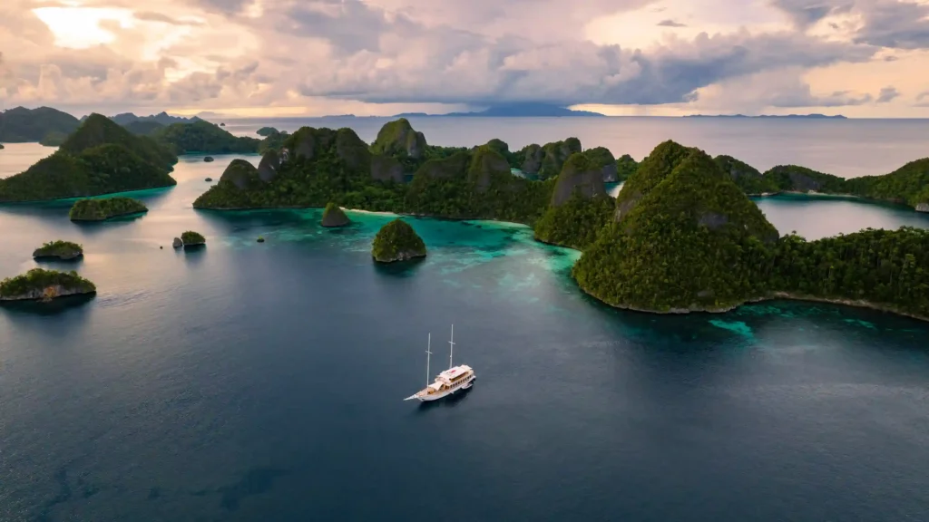 Raja Ampat | Raja Ampat Liveaboard | Komodo Luxury