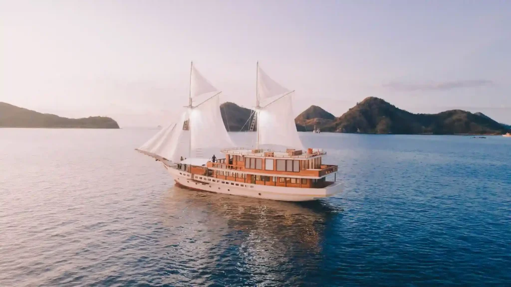 Elbark Cruise Phinisi Boat Charetr | Elbark Cruise Phinisi Exterior | Komodo Luxury
