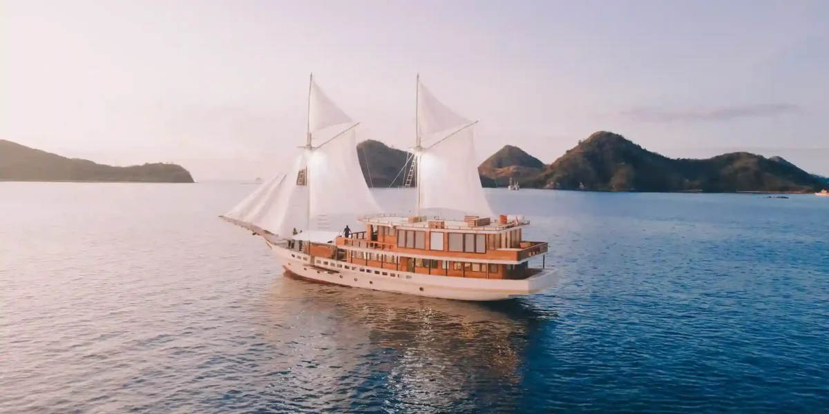 Komodo Liveaboard Guide 2026: Itinerary, Costs, Booking Tips &amp; What Is Included