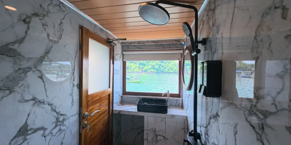 Arfisyana 2 Phinisi Boat Charter | Arfisyana 2 Phinisi Deluxe Panoramic Cabin Bathroom | Komodo Luxury