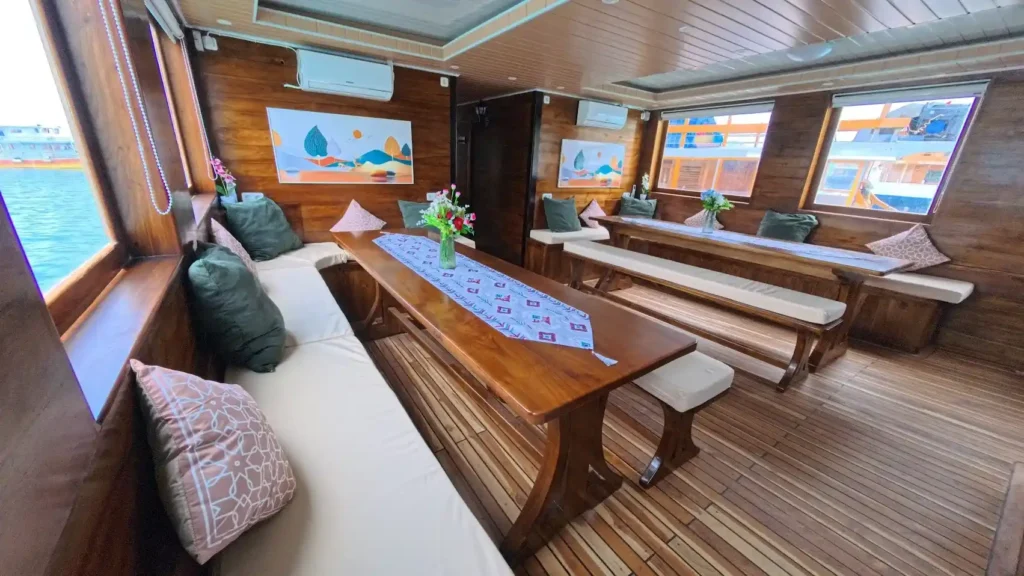 Arfisyana 2 Phinisi Boat Charter | Arfisyana 2 Phinisi Indoor Dining Area | Komodo Luxury