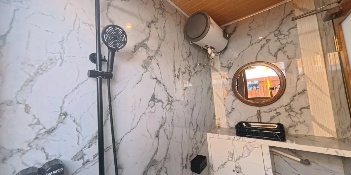 Arfisyana 02 Premier Panoramic Cabin Bathroom