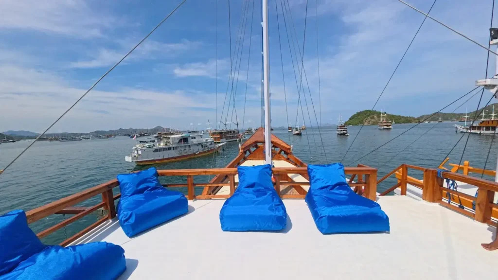 Arfisyana 2 Phinisi Boat Charter | Arfisyana 2 Phinisi Sundeck | Komodo Luxury