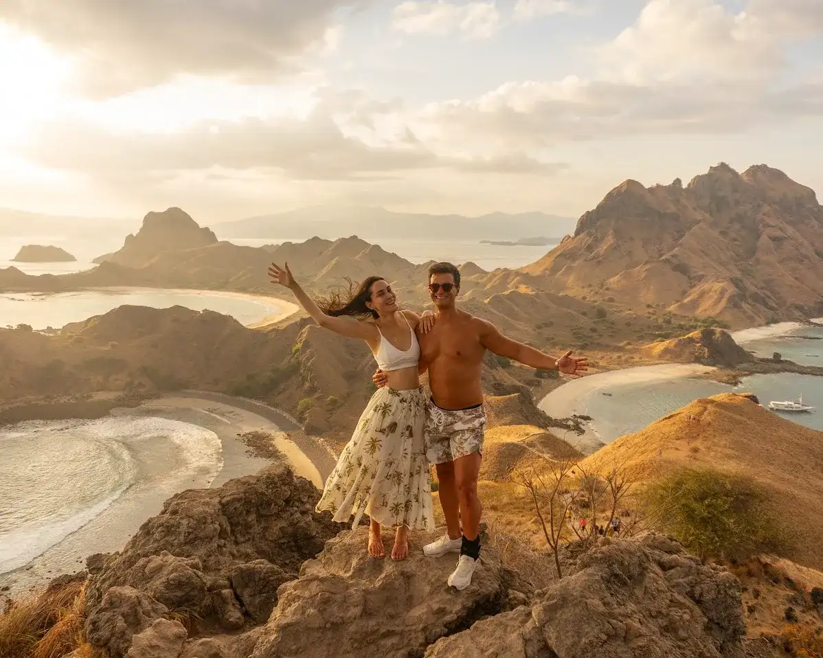 Tamu menikmati puncak Pulau Padar Tamu menikmati puncak Pulau Padar