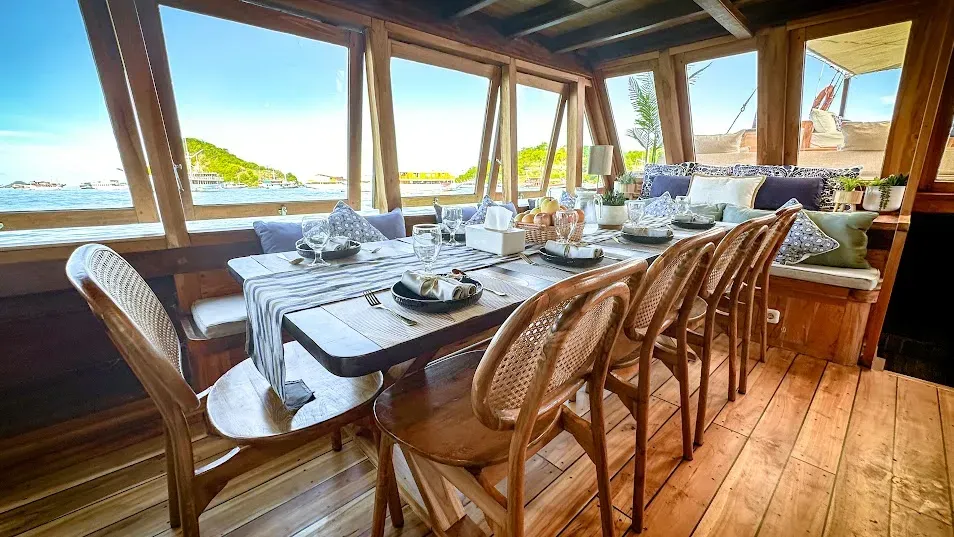 Navila Liveaboard Phinisi Boat Charter | Indoor Dining Area Navila Liveaboard | Komodo Luxury