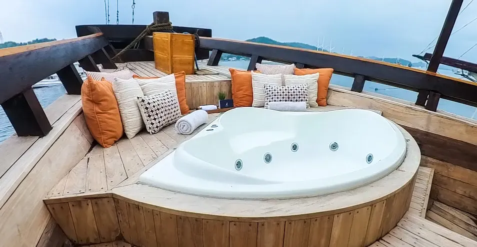 Navila Liveaboard Phinisi Boat Charter | Jacuzzi Navila Liveaboard| Komodo Luxury