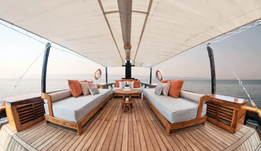 Navila Liveaboard Phinisi Boat Charter | Relax Area Navila Liveaboard | Komodo Luxury