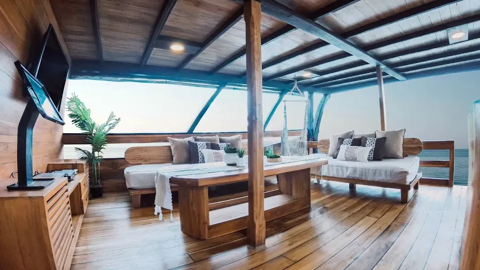 Navila Liveaboard Phinisi Boat Charter | Relax Area Navila Liveaboard | Komodo Luxury