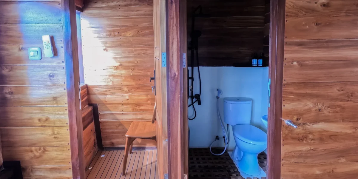 Sundari Phinisi Boat Charter | Deluxe Cabin Balcony – Sundari Phinisi | Komodo Luxury
