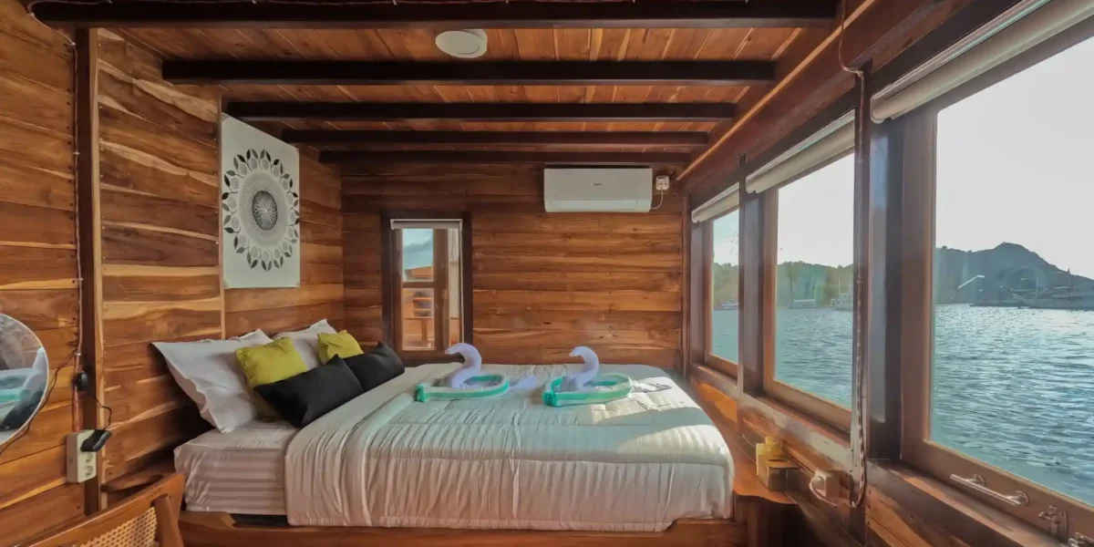 Sundari Phinisi Boat Charter | Deluxe Cabin Balcony – Sundari Phinisi | Komodo Luxury