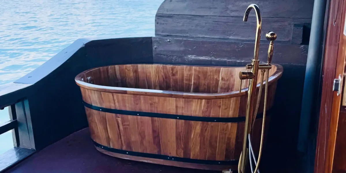 Jawa Cabin Bathtub – Princes Nabila Phinisi