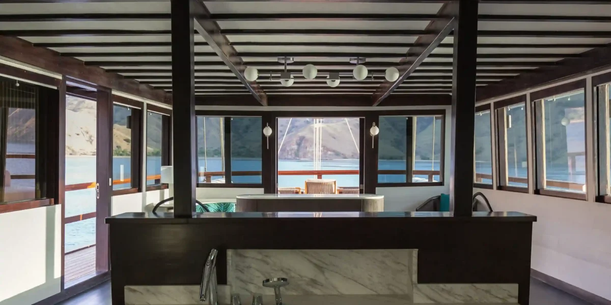 Vela Phinisi Boat Charter | Owner’s Suite | Komodo Luxury
