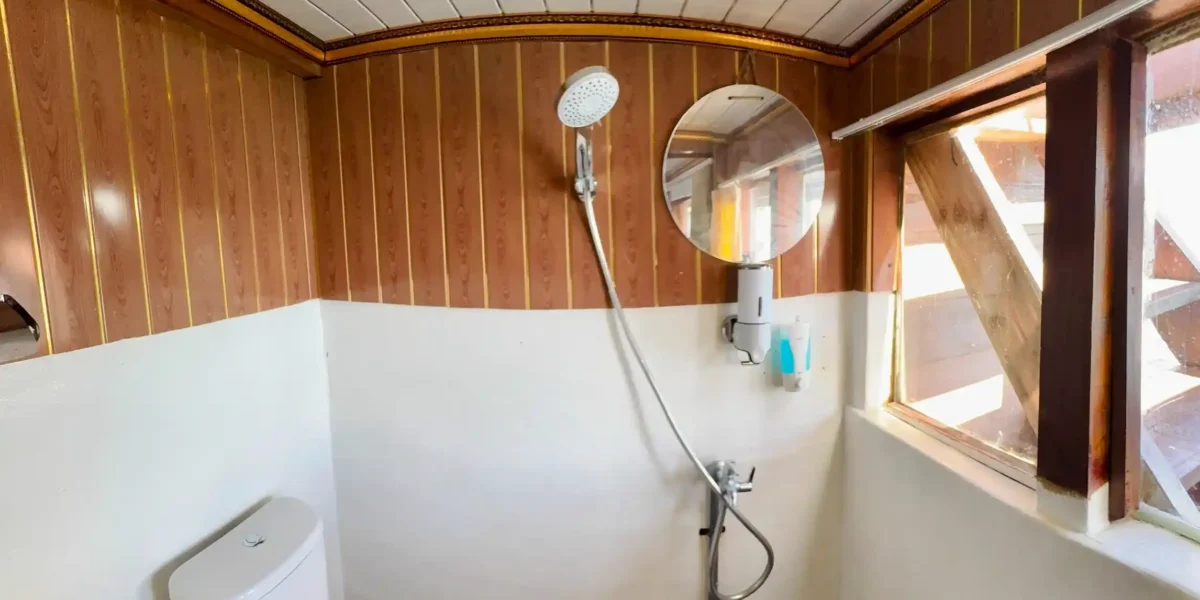 Sulawesi Cabin Bathroom – Princes Nabila Phinisi