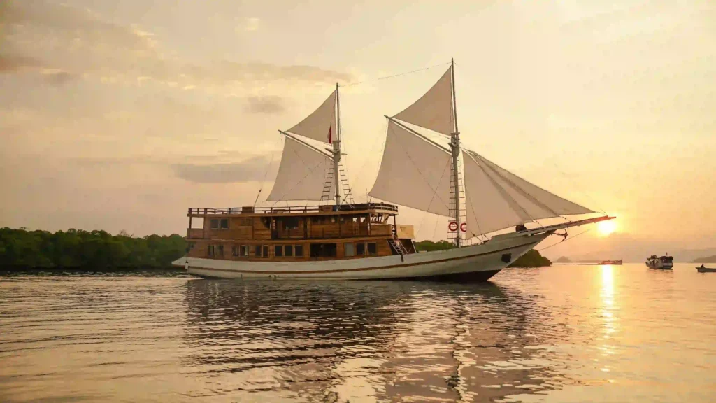 Sundari Voyage Phinisi Boat Charter exterior | Komodo Luxury