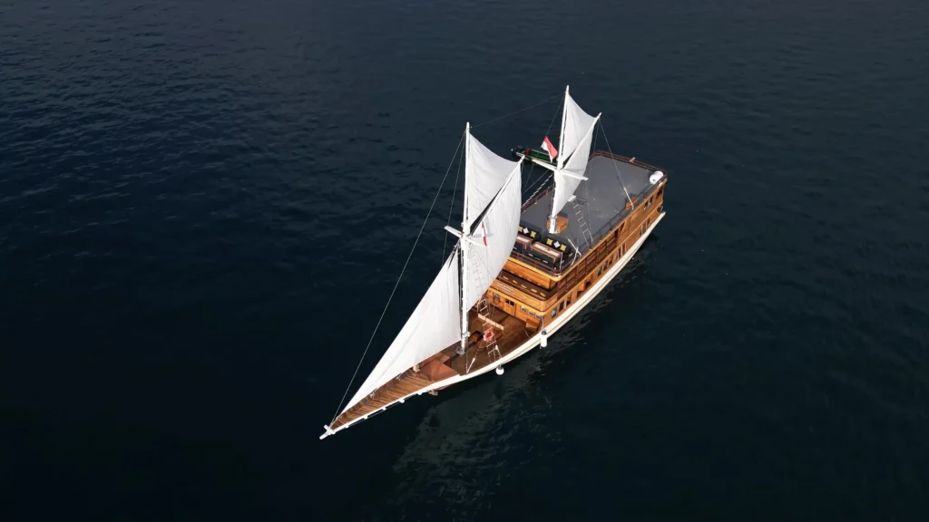Sundari Voyage Phinisi Boat Charter exterior | Komodo Luxury